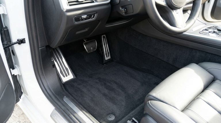 Contrôle technique : pourquoi retirer vos tapis de sol est une erreur